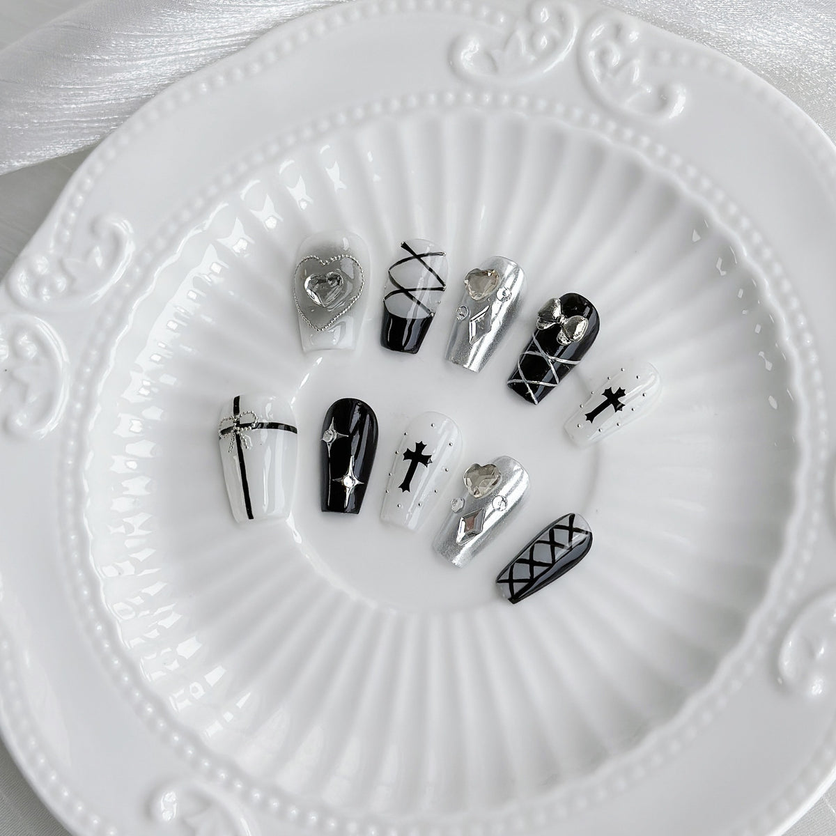 Künstlerisches Press-On-Nagelset mit einzigartigem gotischem und dekorativem Design