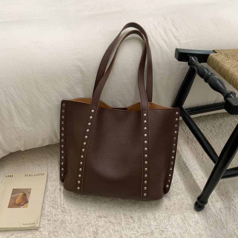 Stylische genoppte Leder Tote Bag