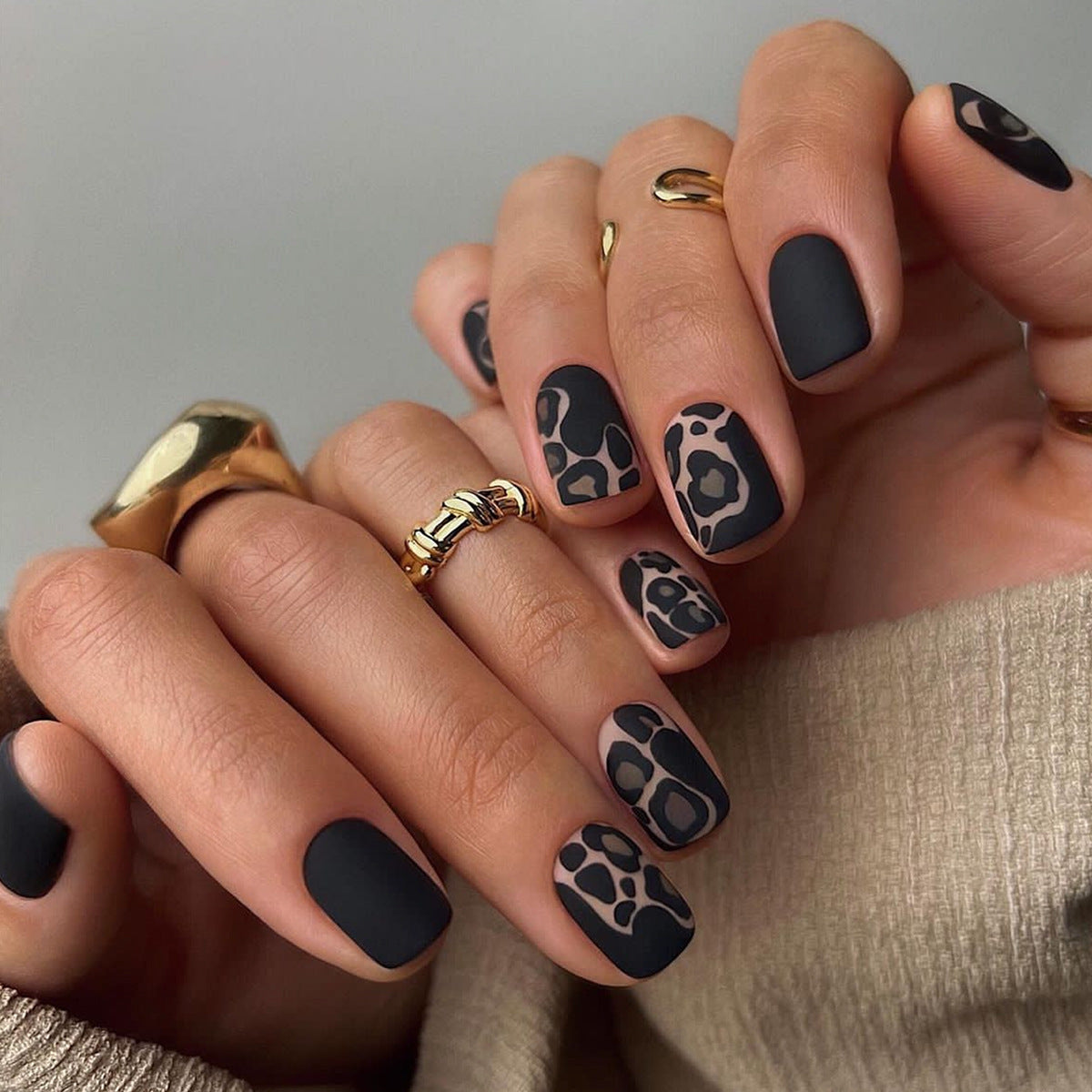 Künstlerisches Press-On Nagelset mit eleganten Designelementen Brehn