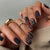 Künstlerisches Press-On Nagelset mit eleganten Designelementen Brehn
