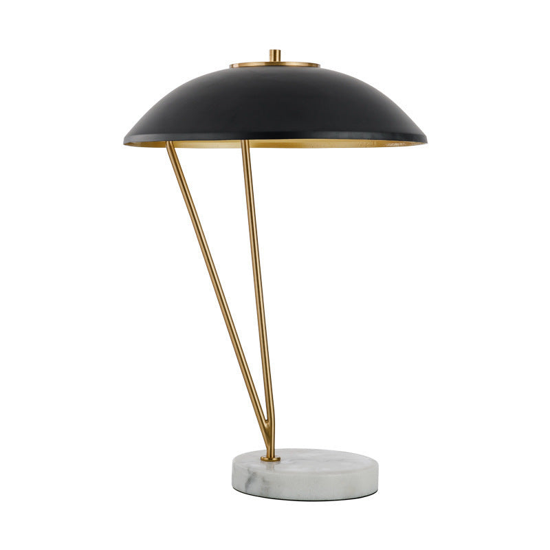 Moderne Tischlampe mit geometrischem Sockel