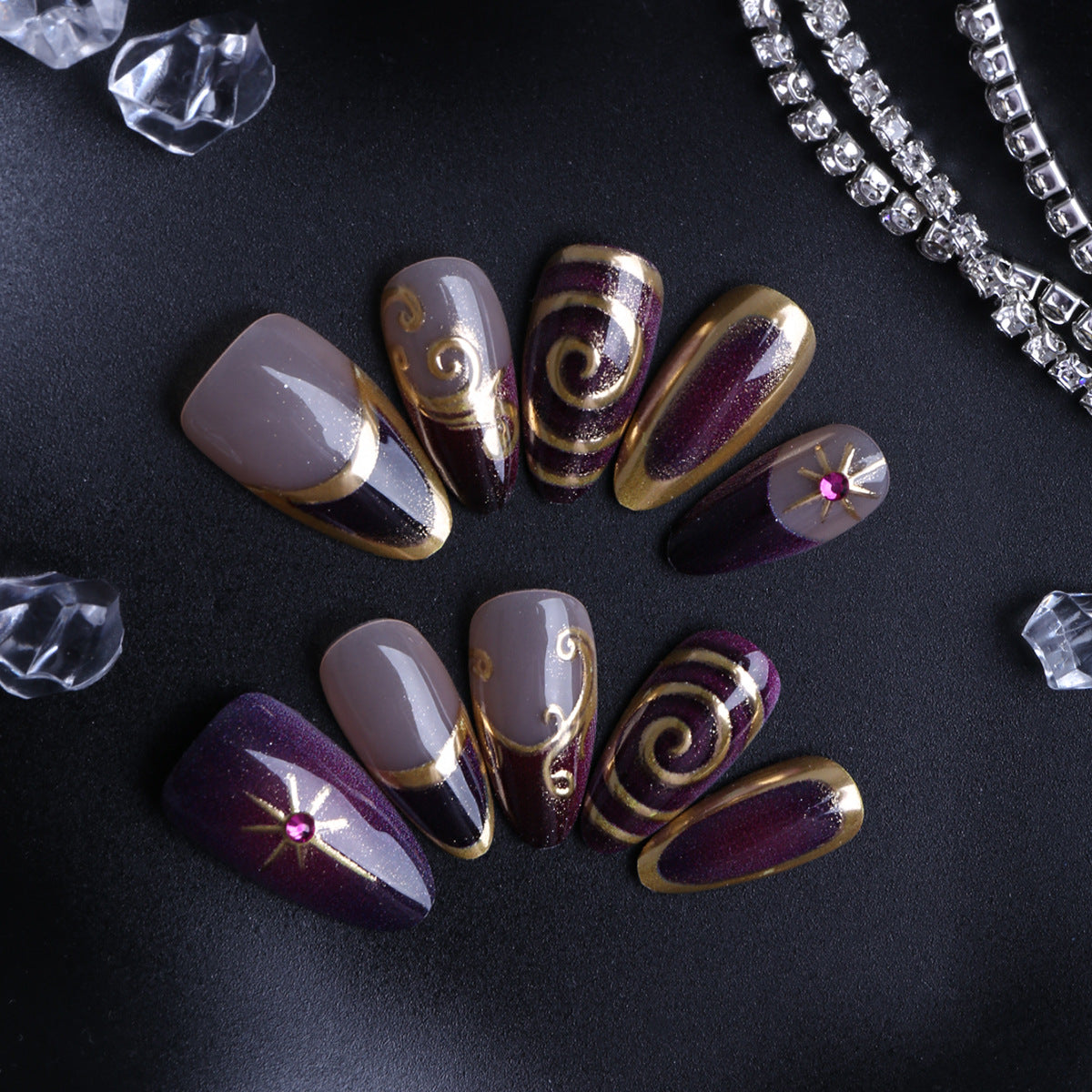 Elegante Kunstnägel mit Luxuriösem Gold-Design Brehn