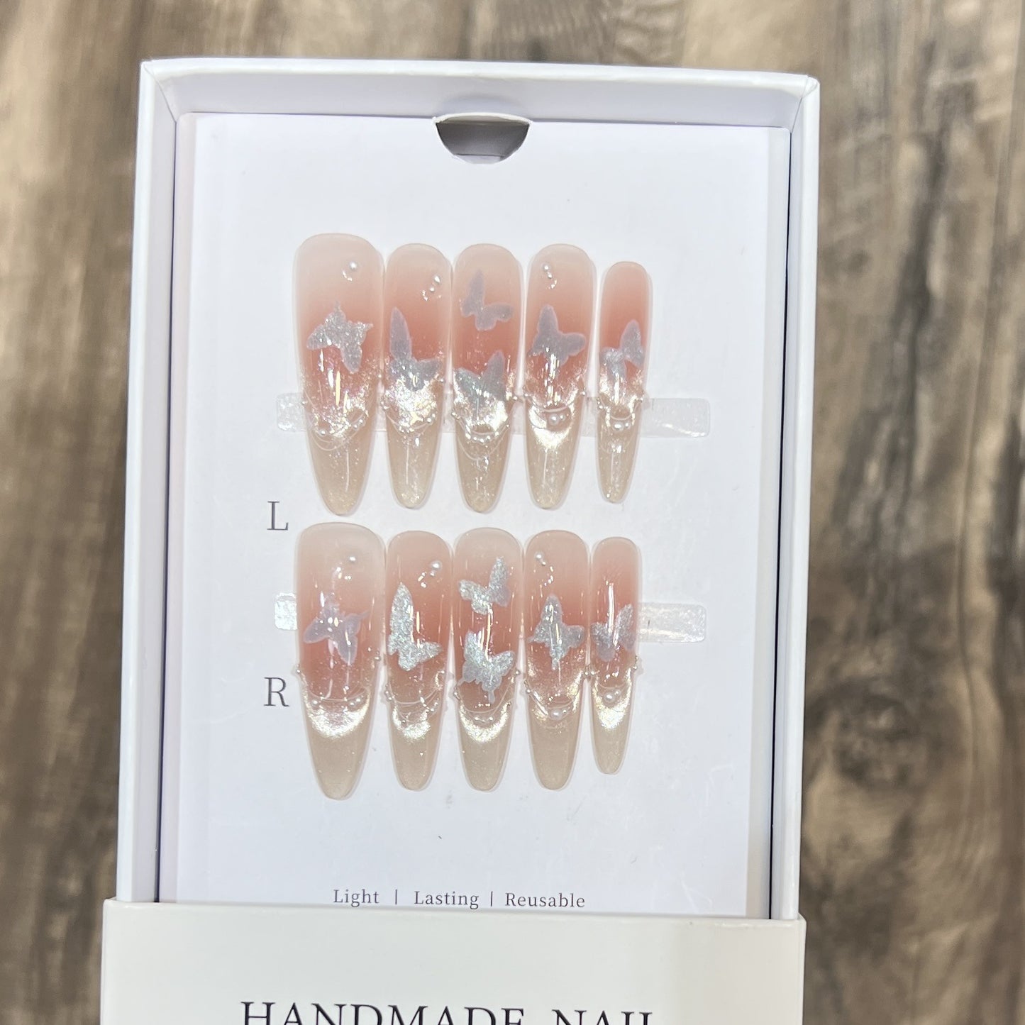 Künstlerisches Stiletto Press-On Nagelset mit Schmetterlingsdesign Brehn