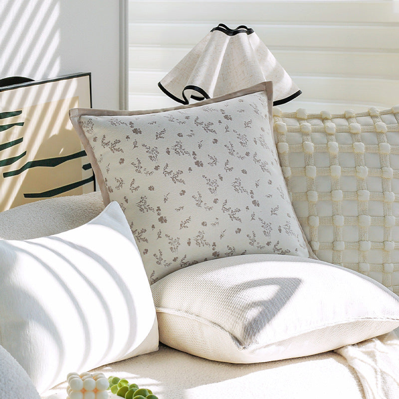Dekorativer Zierkissenbezug mit floraler Jacquard-Struktur und Samt-Borte Brehn