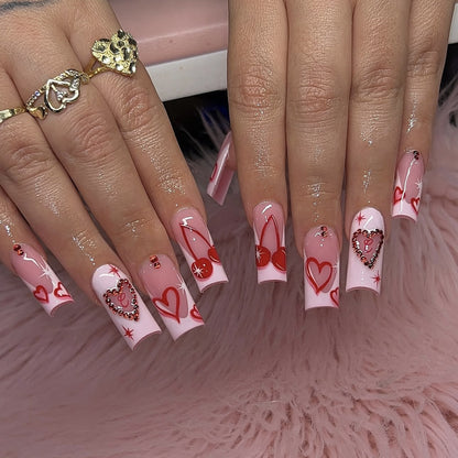 Kunstnagelset mit romantischen Herzmotiven und funkelnden Strassverzierungen Brehn