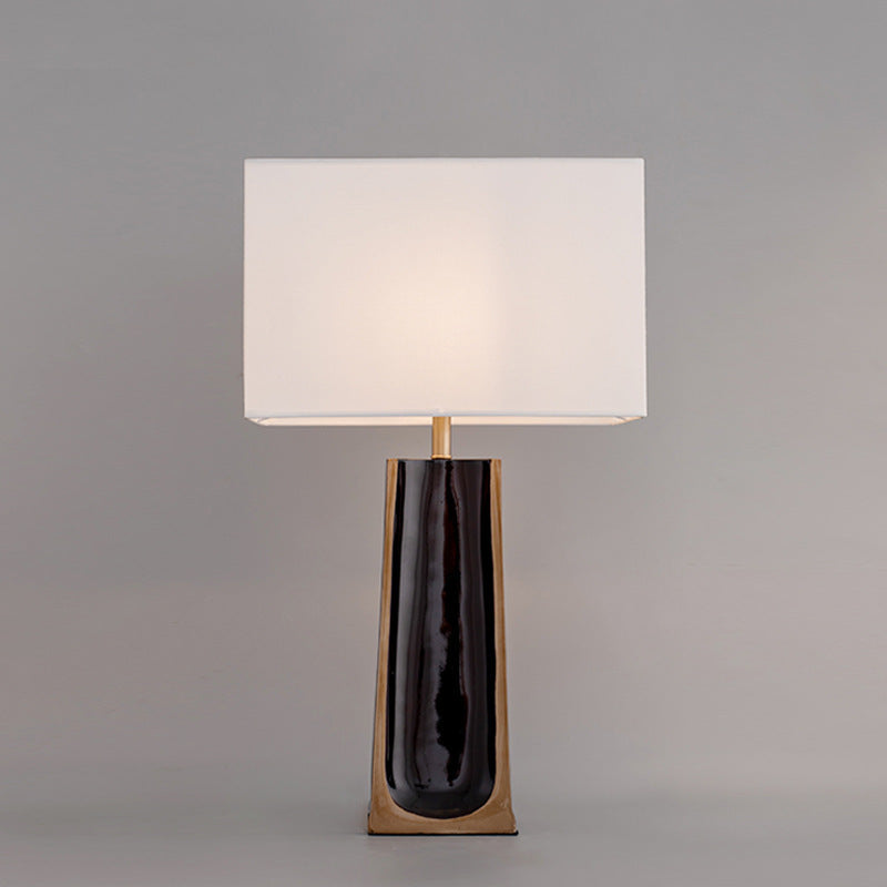 Elegante dekorative Tischlampe mit zeitgemäßem Design