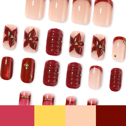Kunstvolle Nagelgestaltung mit floralen und goldenen Akzenten Brehn