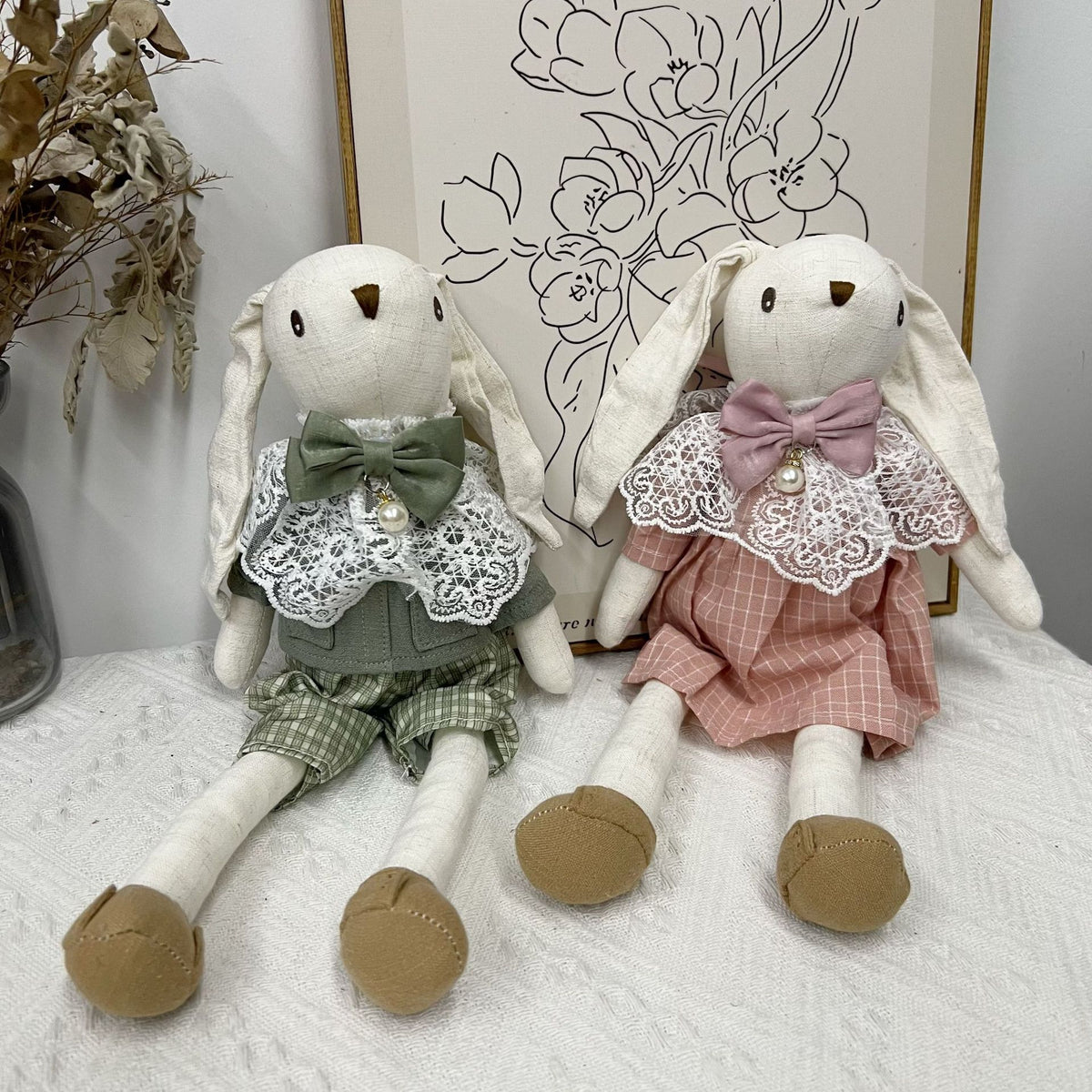 Handgefertigte Leinen-Hase Puppe mit Spitzenkragen und Perlen-Schleifen-Anhänger