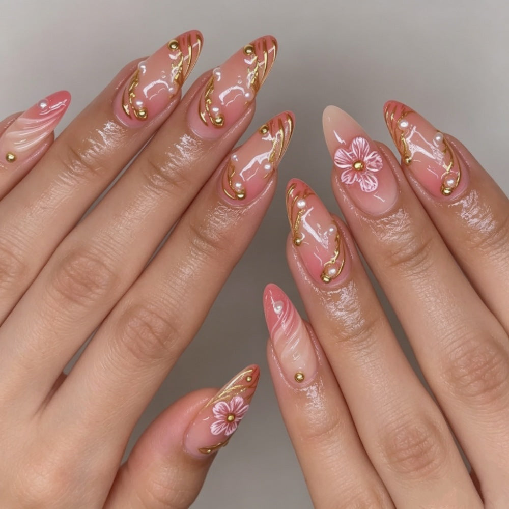 Künstlerisches Nagelkunst Press-On Nagelset mit floralen und goldenen Akzenten Brehn