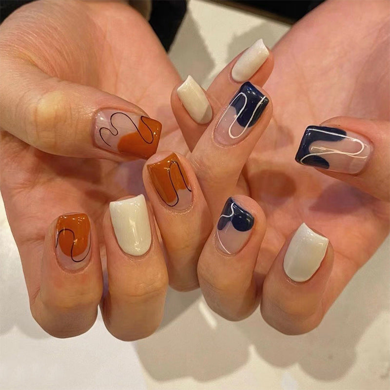 Kunstvolle Nagelverlängerungen mit elegantem Blattmuster Brehn