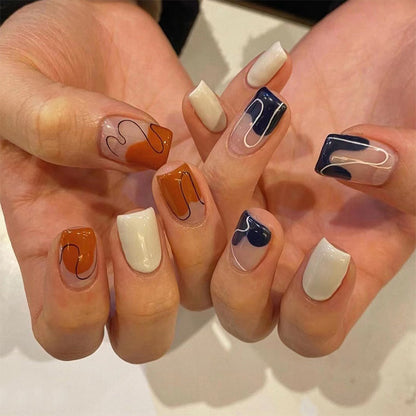 Kunstvolle Nagelverlängerungen mit elegantem Blattmuster Brehn