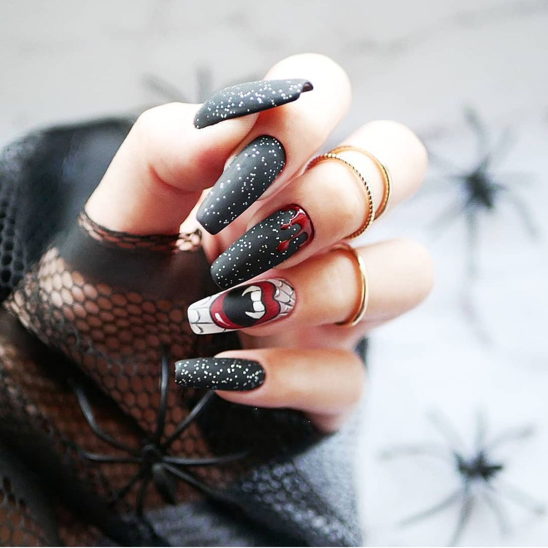 Kunstvolle Nagelkunst mit gruseligen Motiven Brehn