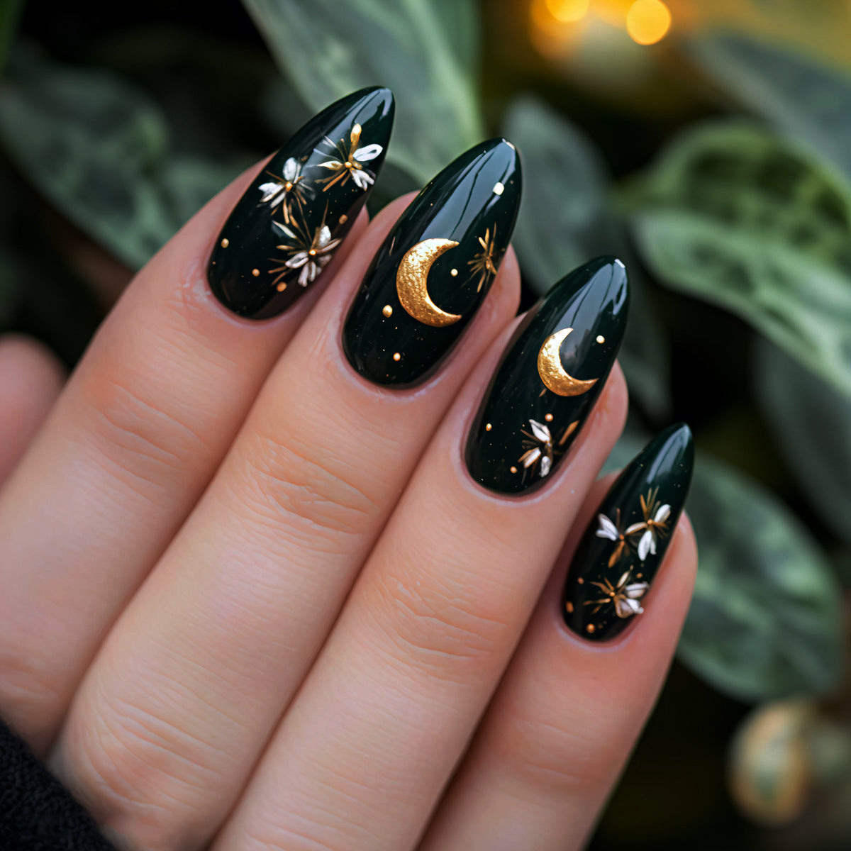 Glamouröse Kunstnägel mit Mond- und Blumenmotiven Brehn