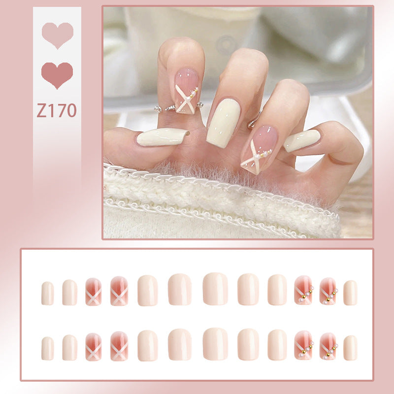 Kunstnagelset mit eleganten Glitzerverzierungen und schimmernden Akzenten Brehn