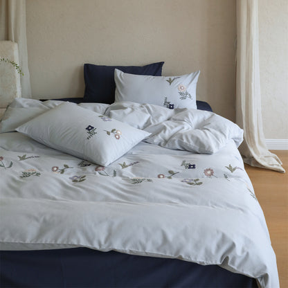 Gesticktes Baumwoll-Bettwäsche-Set mit zarter Wildblumen-Stickerei und Percale-Struktur
