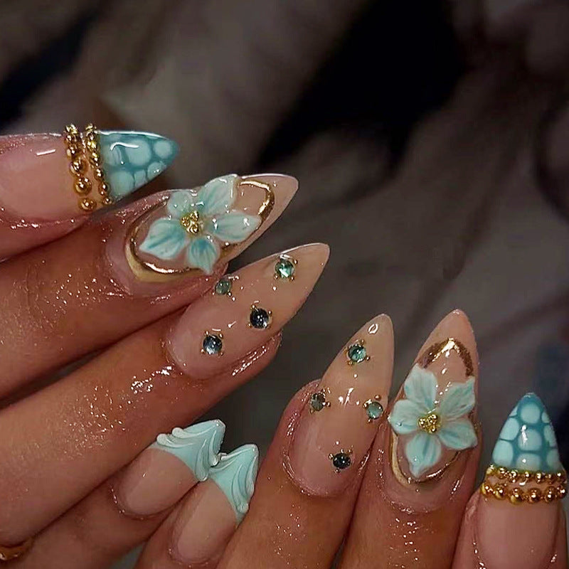 Premium Dekorativer Nageldesign Brehn