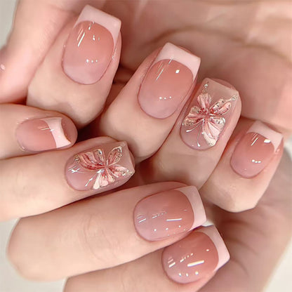 Stilvolle Nagelkunst mit floralen Akzenten Brehn
