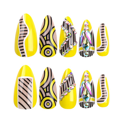 Kunstvolle Nagelverlängerungen mit geometrischem Design und Glitzerakzenten Brehn