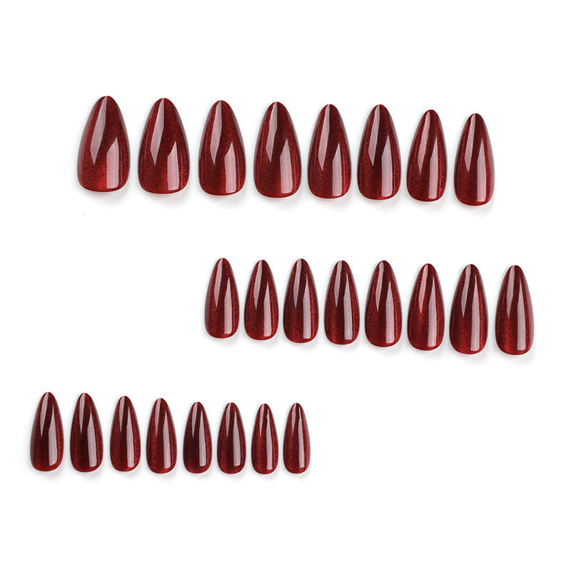 Kunstvolle Stiletto-Nägel mit Glitzer und Glamour Brehn