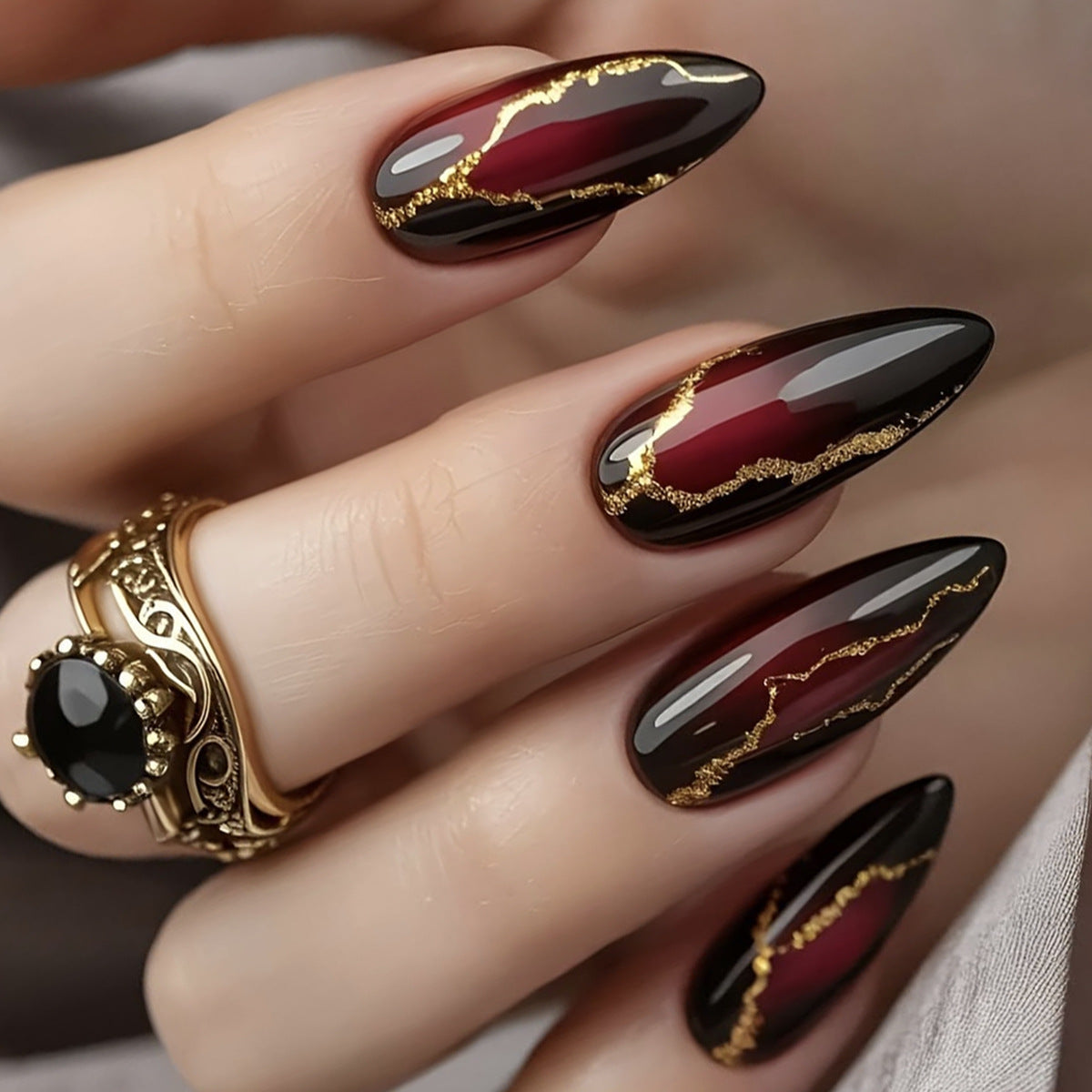 Glänzende Stiletto Nagelkunstverlängerungen mit goldenen Akzenten Brehn
