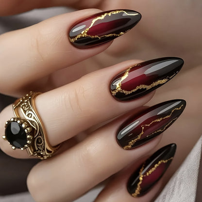 Glänzende Stiletto Nagelkunstverlängerungen mit goldenen Akzenten Brehn