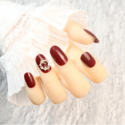 Glänzendes rotes Press-On-Nagelset mit eleganten Perlenakzenten Brehn
