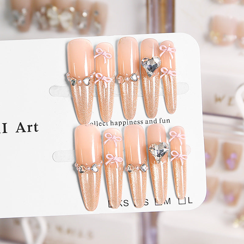 Kunstnagelset mit funkelnden Spitzen und zarten Schleifenverzierungen Brehn