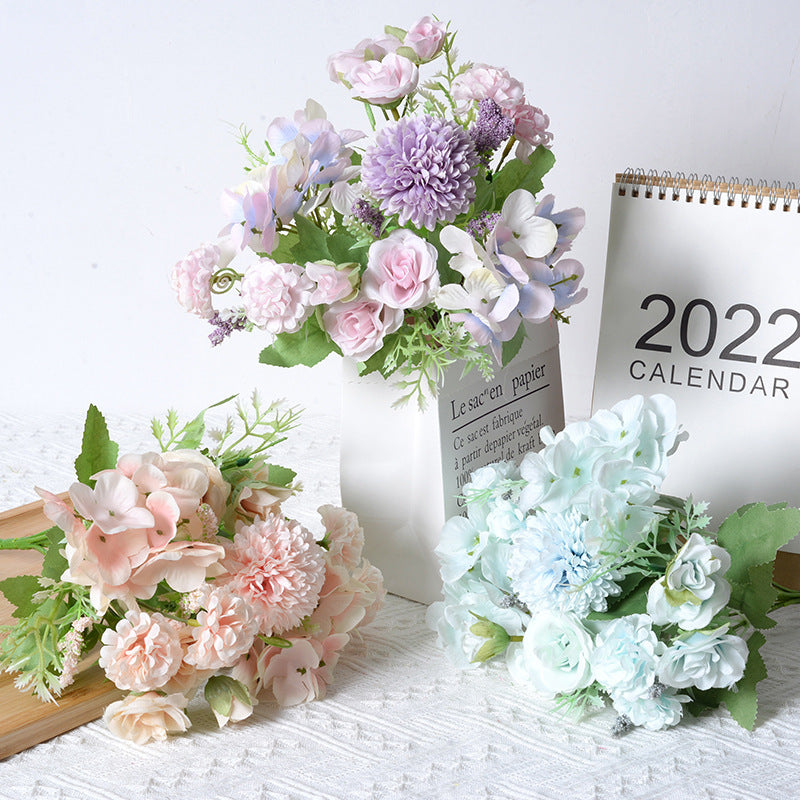 Stylischer künstlicher Blumenstrauß