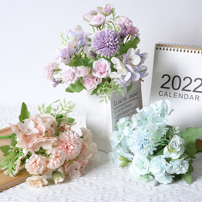 Stylischer künstlicher Blumenstrauß