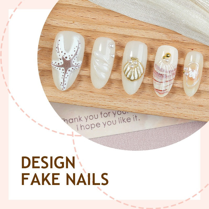 luxuriöses Kunstnagelset mit maritimen Designs und goldenen Akzenten Brehn