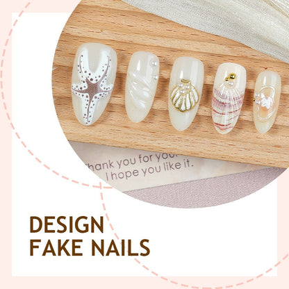 luxuriöses Kunstnagelset mit maritimen Designs und goldenen Akzenten Brehn
