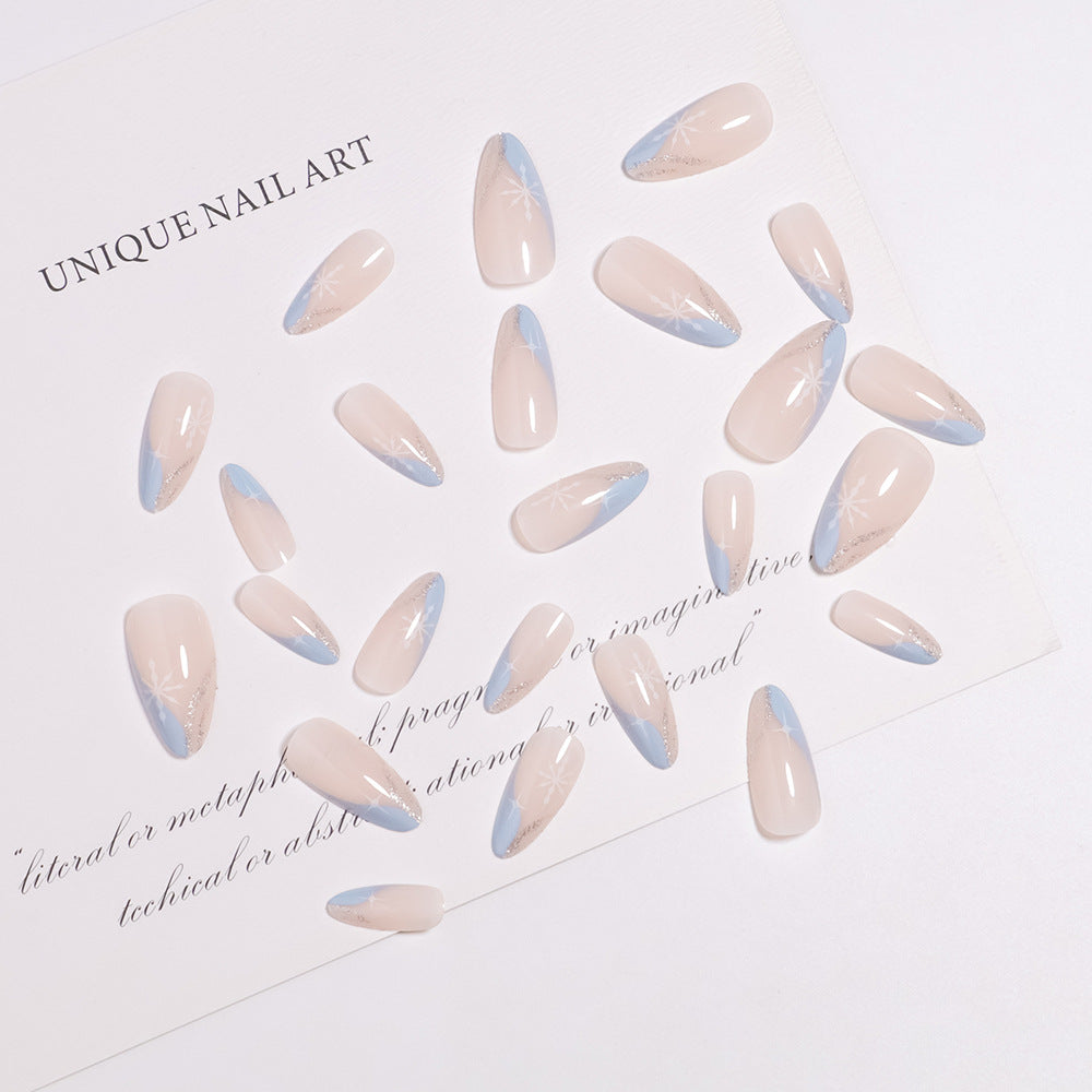 Künstlerisches Press-On Nageldesign mit eleganten floralen Akzenten Brehn