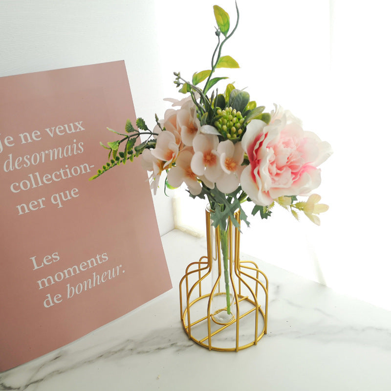 Lebensechte Blumenarrangement