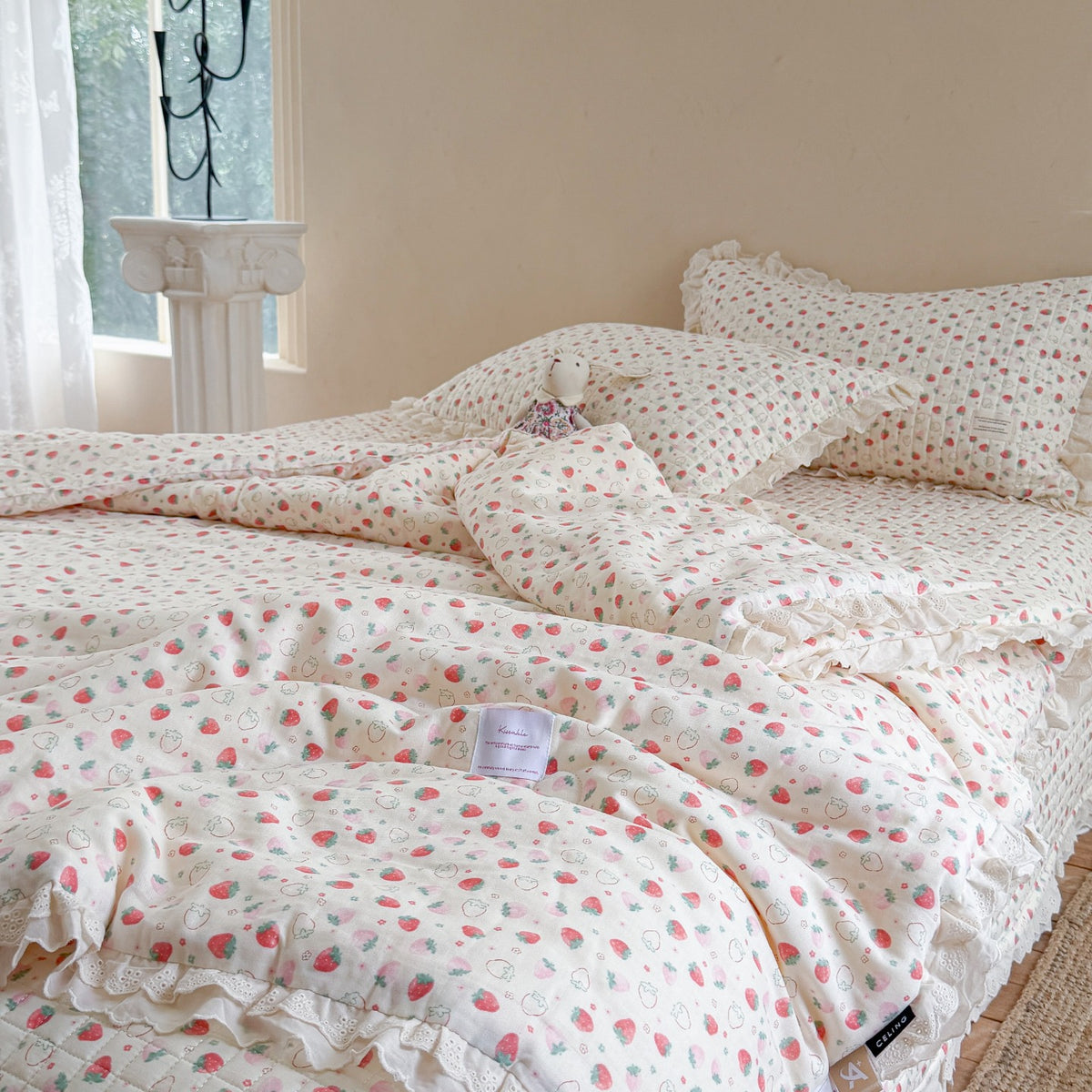 Gepolstertes Blumiges Rüschen-Bettwäsche-Set mit Ösen-Spitzenbesatz