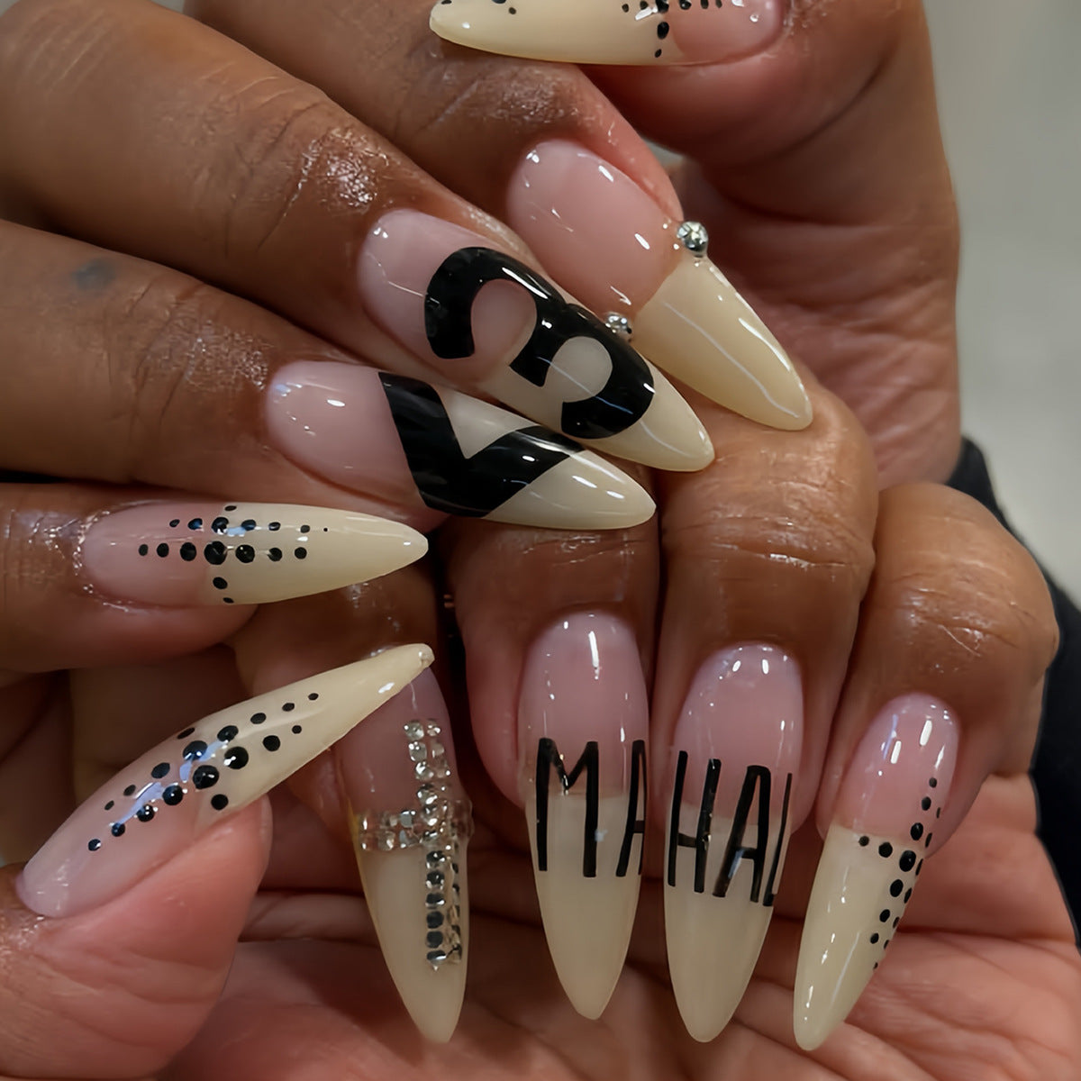 Elegante Kunstfingernägel mit Modischen Designs Brehn