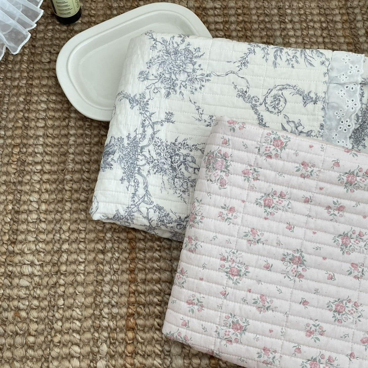 Gestepptes Rüschendes Floral Baumwollbettüberwurf-Set mit Spitzenbesatz Kissenbezügen