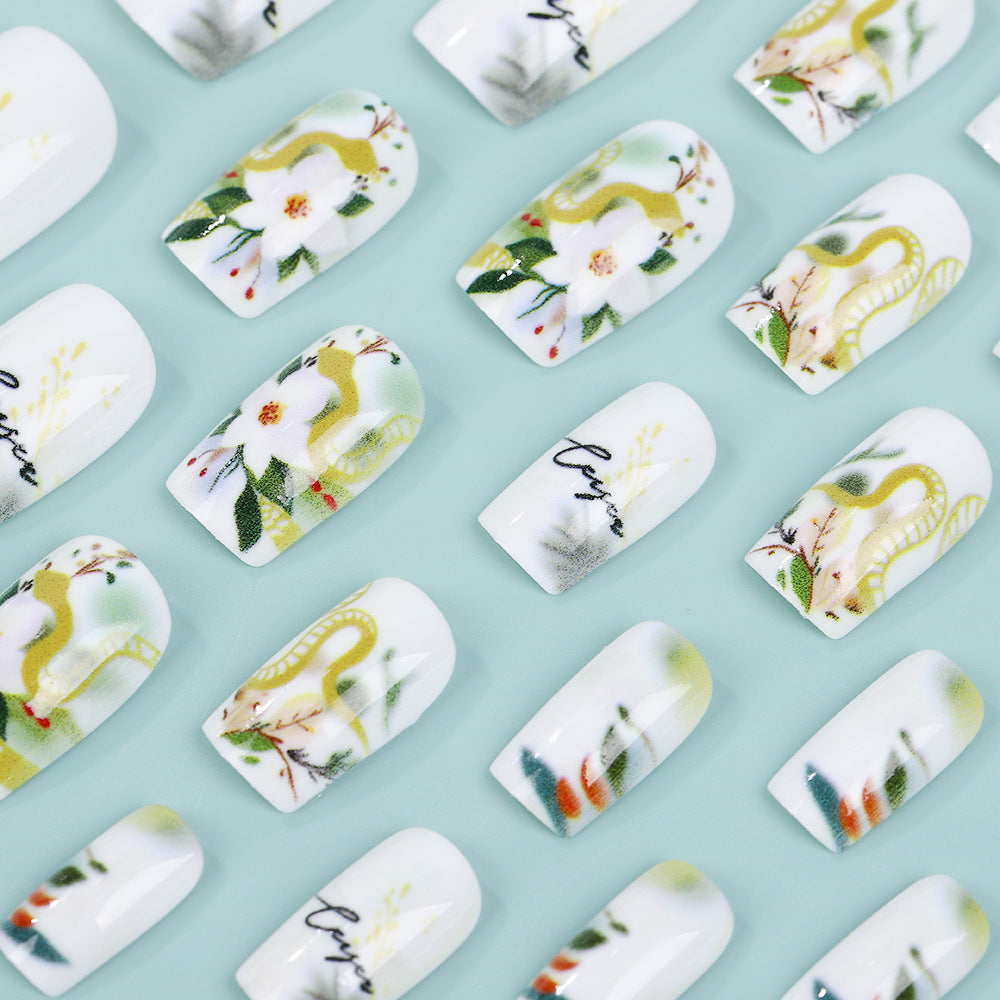 Kunstnägel mit floralem und künstlerischem Design Brehn