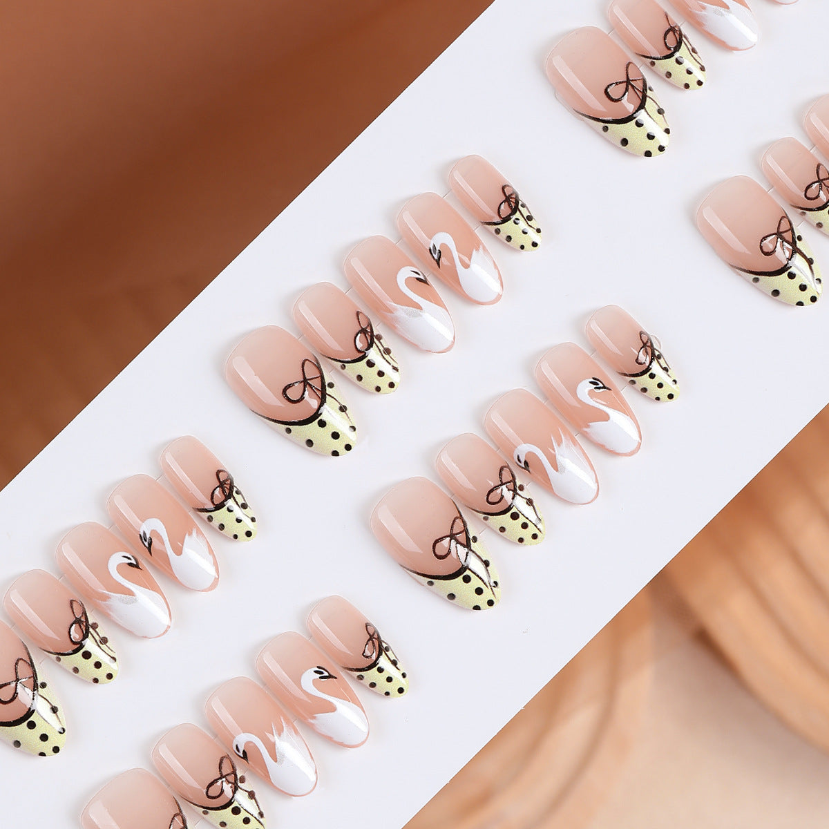 Kunstnagelset mit kreativen Schwanen-Design und verspielten Punkten Brehn