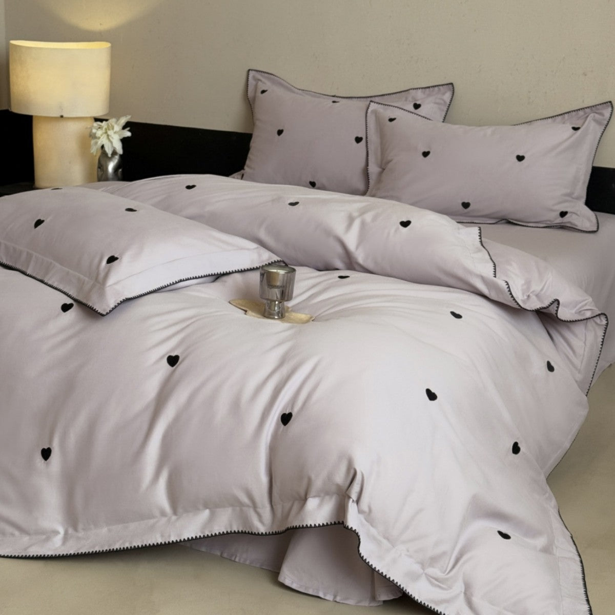 Luxuriöses Baumwollsatin-Bettwäsche-Set mit minimalistischer Herz-Stickerei und feiner Randpaspel