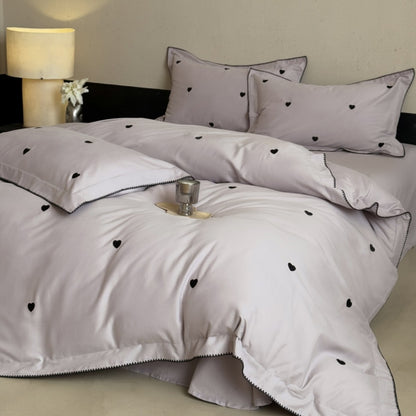 Luxuriöses Baumwollsatin-Bettwäsche-Set mit minimalistischer Herz-Stickerei und feiner Randpaspel