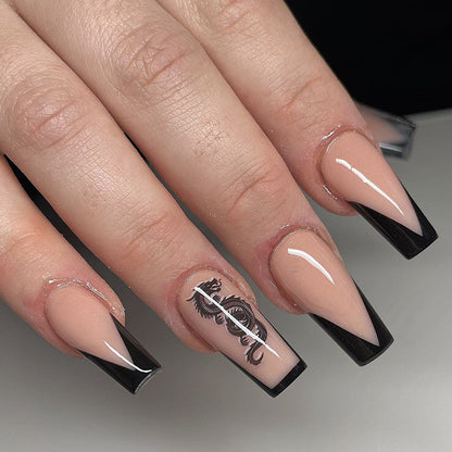 Kunstvolle Nagelkunst mit schwarzem French-Tip und unterirdischen Mustern Brehn