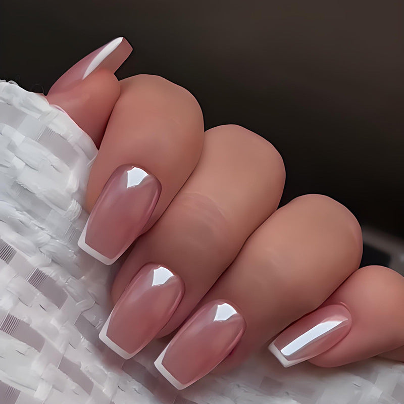 Kunstnagelset mit elegantem French-Tip Design Brehn