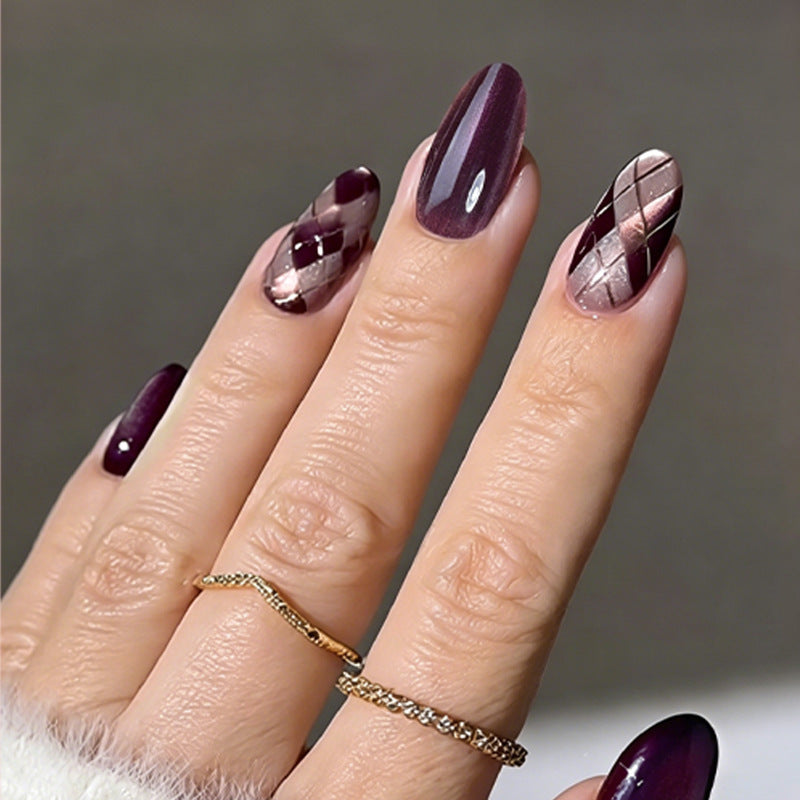 Kunstnagelset mit stilvollen geometrischen und eleganten Akzenten Brehn