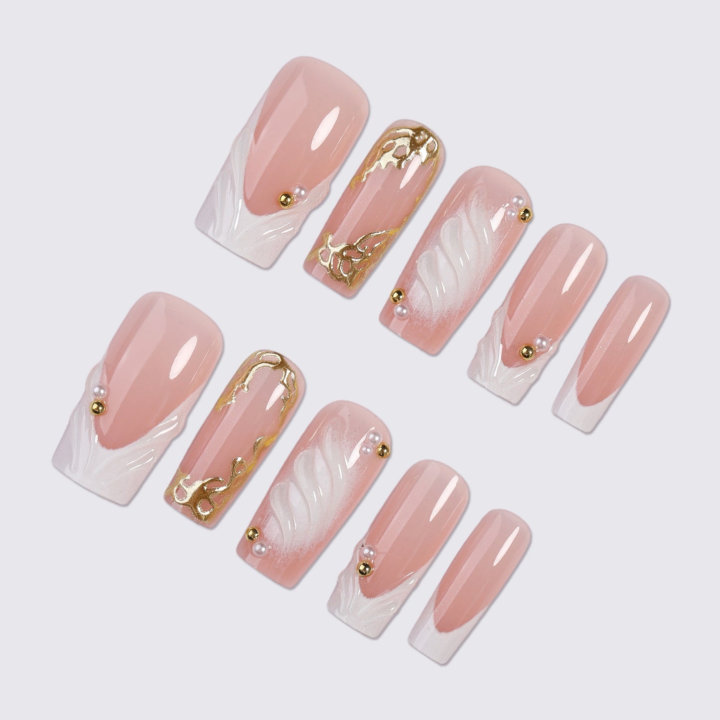 Dekoratives Press-On Nagelkunst-Set mit eleganten goldenen Akzenten Brehn
