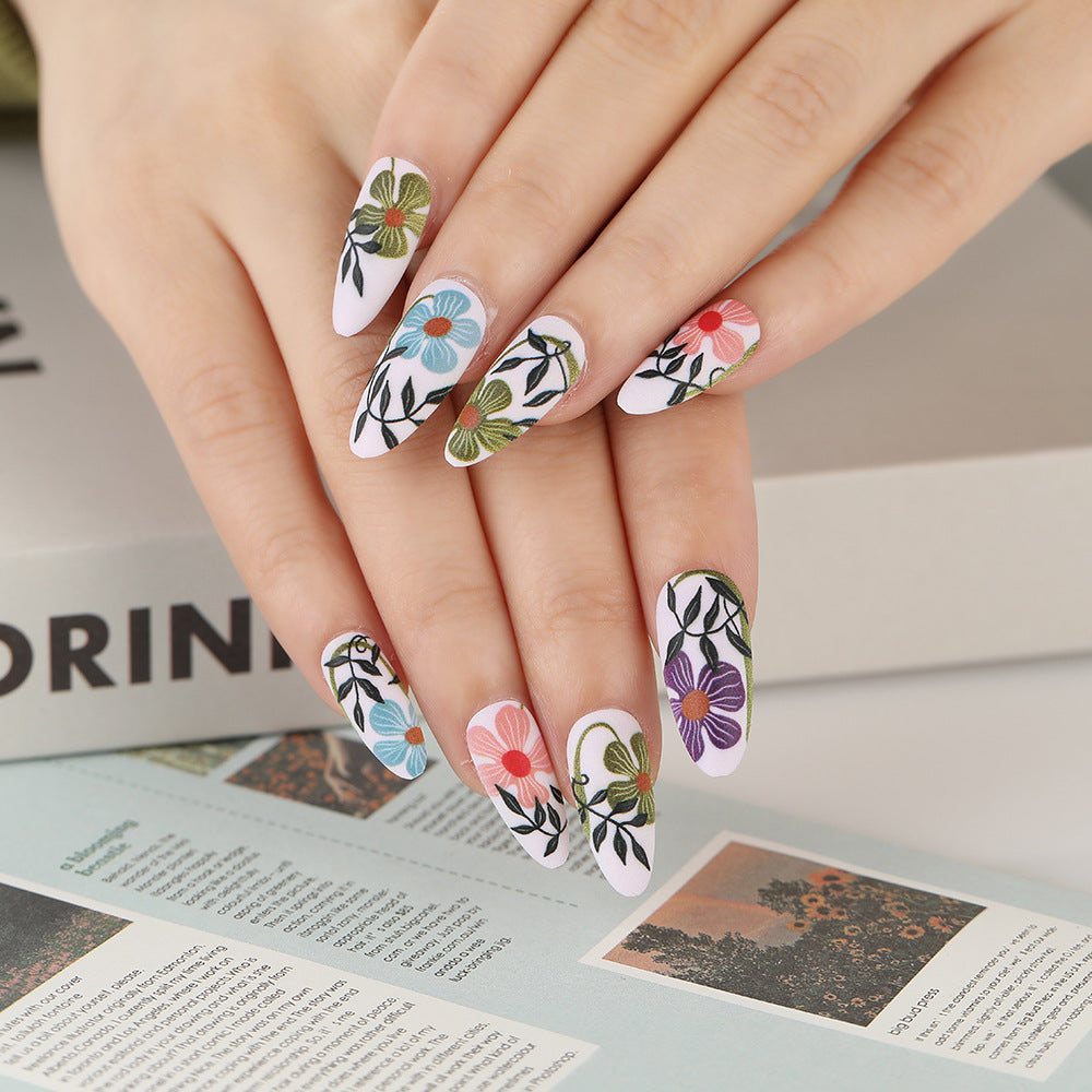 Kunstnägel mit floralem Akzent Brehn