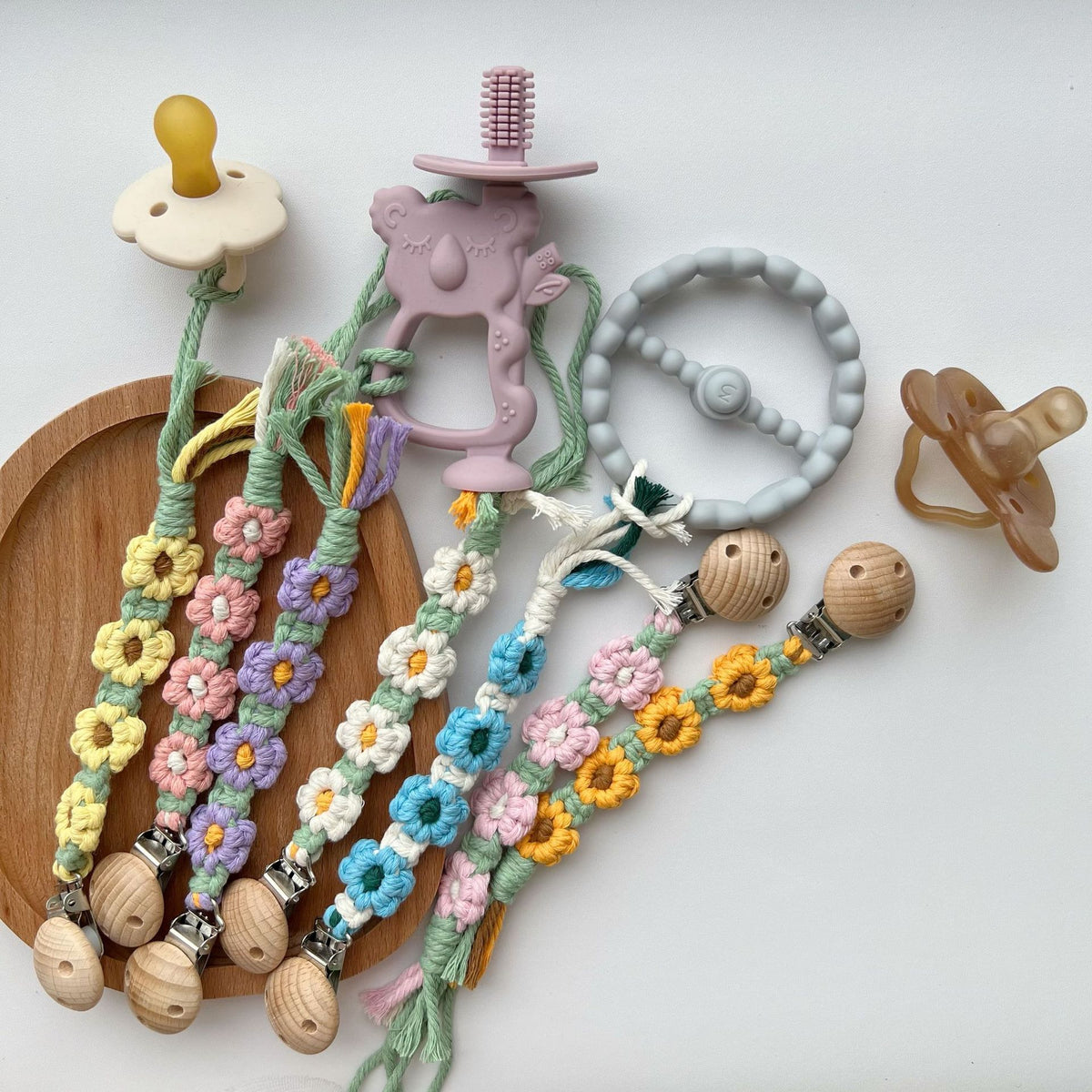 Makramee Blumen Schnullerclip mit Holz-Sicherheitsklammer