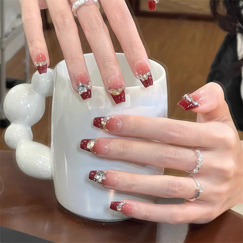 Elegante rote French Tip Press-On Nägel mit dekorativen Akzenten Brehn