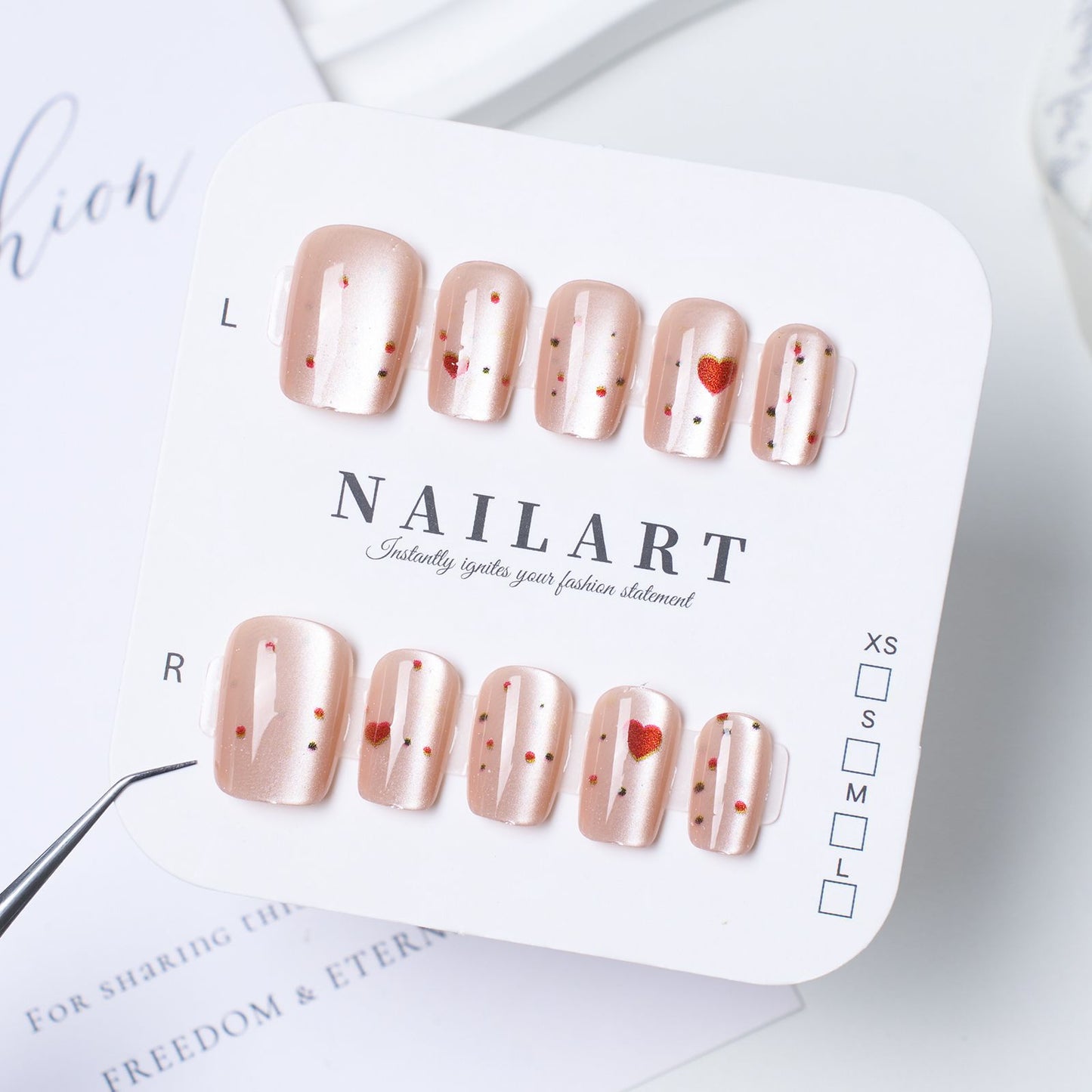 Künstlerisches Stiletto Press-On Nagelset mit floralem Schmuck Brehn