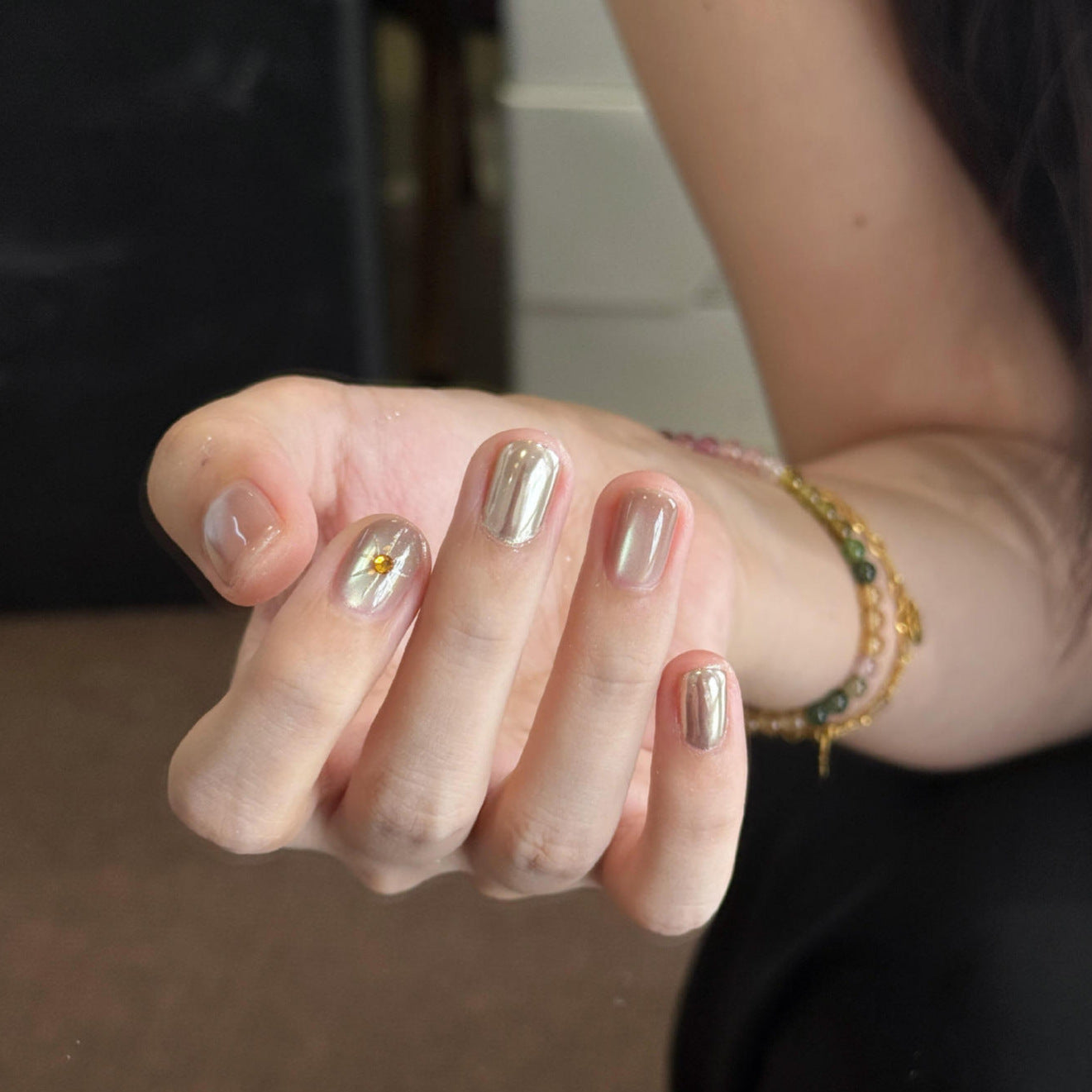 Kunstnägel mit Luxuriösem Metallic-Finish und Funkelndem Akzent Brehn