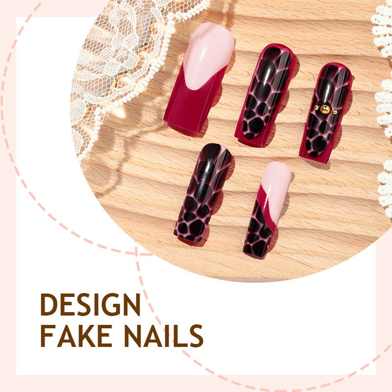 Kunstnagelset mit stilvollen marmorierten Designs und zarten Akzenten Brehn